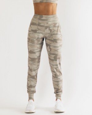 Pantaloni Jogger Dama Alphalete Surface Expanse Camuflaj | 654710-MPR