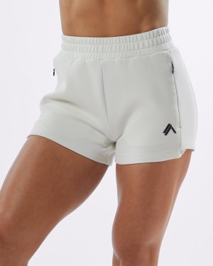 Pantaloni Scurti Dama Alphalete ELMTS Atletism 3.5" Albi | 450917-AUM