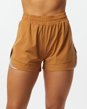 Pantaloni Scurti Dama Alphalete Stride 3" Maro | 572198-NMH